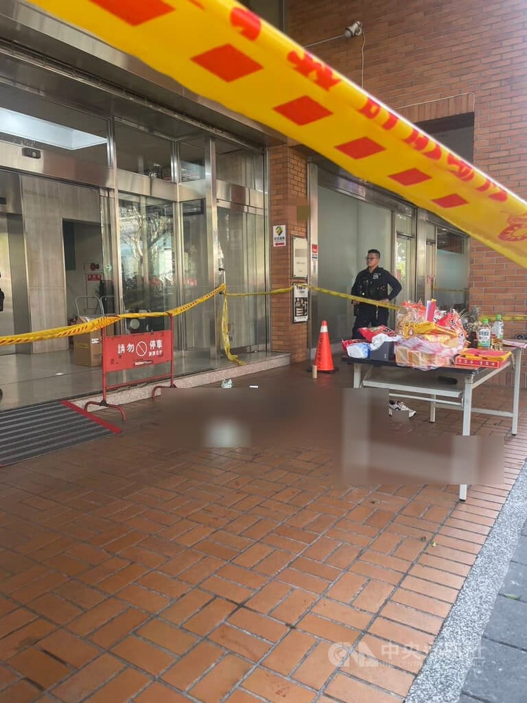 農曆大年初五開工日，台北市政府警察局大安分局21日獲報指仁愛路4段有男子右小腿受槍傷，立即派員前往，到場時犯嫌已逃逸，警方在現場拉起封鎖線進行蒐證。（翻攝照片）中央社記者黎建忠傳真　115年2月21日