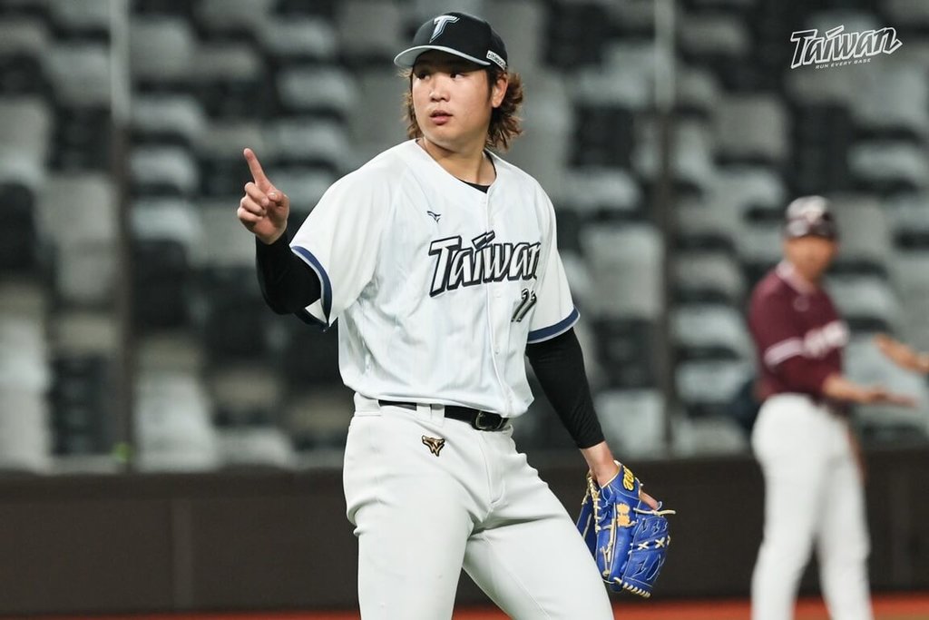 備戰世界棒球經典賽（WBC），台灣隊21日在台北大巨蛋閉門出戰韓國職棒培證英雄隊，投手古林睿煬（前）先發2局被敲3支安打，失2分。（中職聯盟提供）中央社記者蘇志畬傳真　115年2月21日