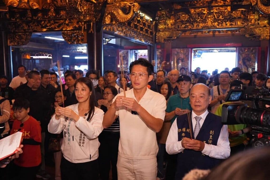 民眾黨新北市長參選人黃國昌（前中）21日赴中和、汐止等多處宮廟參拜。黃國昌表示，他的政見按部就班推出，下週會有新政見發表。 圖 : 黃國昌競總/提供
