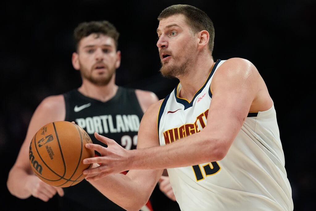 NBA丹佛金塊20日迎戰波特蘭拓荒者，明星中鋒約基奇（持球者）貢獻32分、9籃板和7助攻，率領金塊以157比103大勝拓荒者。（美聯社）