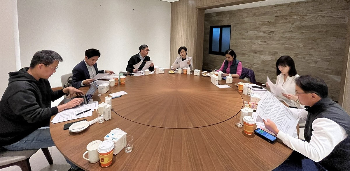 卓榮泰指出，他已與副院長、秘書長及談判團隊成員，針對美國關稅新局進行推估與分析盤整。 圖:翻攝自卓榮泰臉書