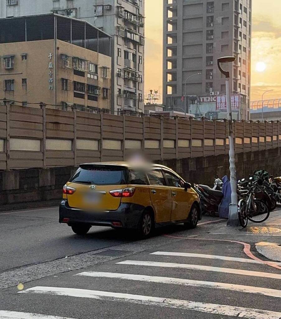 台北市22日清晨發生計程車被搶走的案件，大同警分局調閱監視器後，循線在新北市三重區中興橋旁尋獲遭搶的計程車。（台北市大同警分局提供）中央社記者劉世怡傳真　115年2月22日