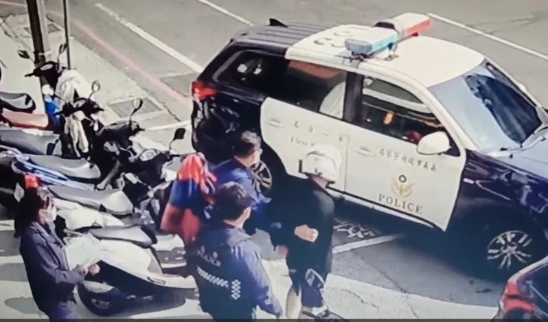 嘉義市發生隨機砍人案件，簡姓男子突然襲擊晨運的70歲老翁。 圖：翻攝畫面