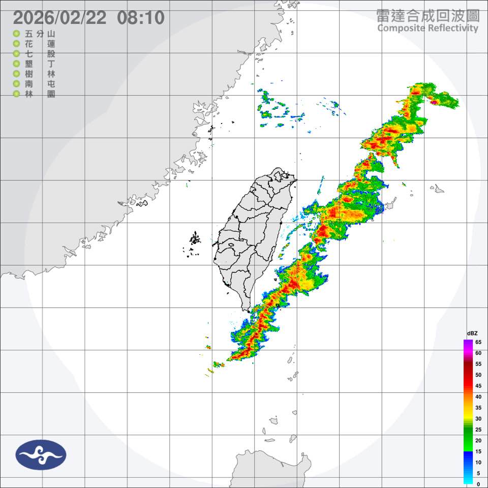 根據目前的雷達回波圖，東部近海已有一條規矩筆直的線狀雲，正逐步朝台灣靠近。 圖：取自鄭明典臉書