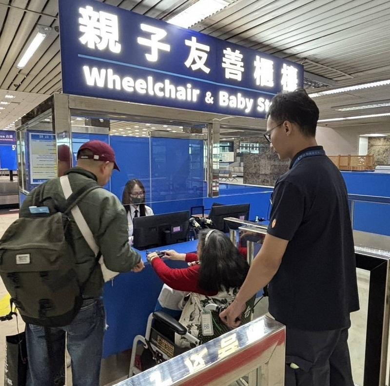 移民署表示，已於桃園機場、松山機場、台中機場、高雄機場及金門水頭港旅客服務中心，全面建置完成新世代e-Gate。 圖：移民署／提供