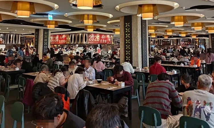 網友爆料，全家大年初一到台中知名海鮮自助餐廳用餐，竟確診食物中毒。 圖：網友WZ757612提供
