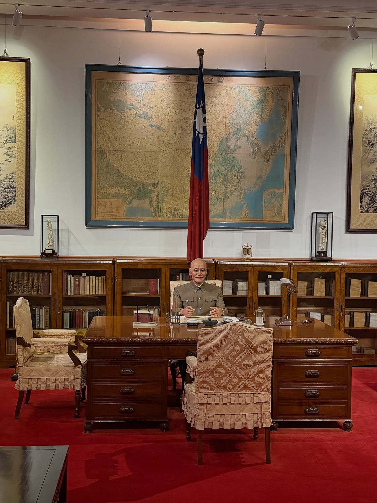 賈永婕也走進對面的蔣公常設展，觀察兩種敘事在同一場域並存的對比。 圖:翻攝自賈永婕的跑跳人生臉書