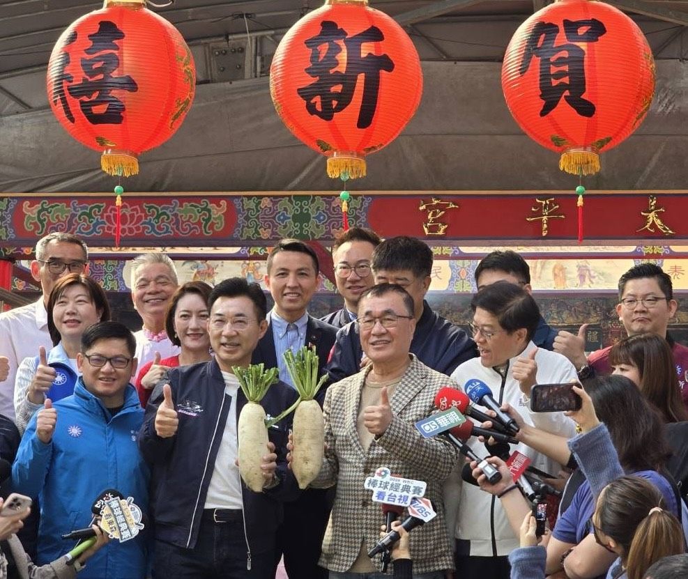 爭取國民黨提名參選新北市長的台北市副市長李四川，今在立法院副院長江啟臣陪同下，前往新北市新店太平宮參拜祈福。 圖:翻攝自 陳偉杰 Chen Wei-chieh 臉書