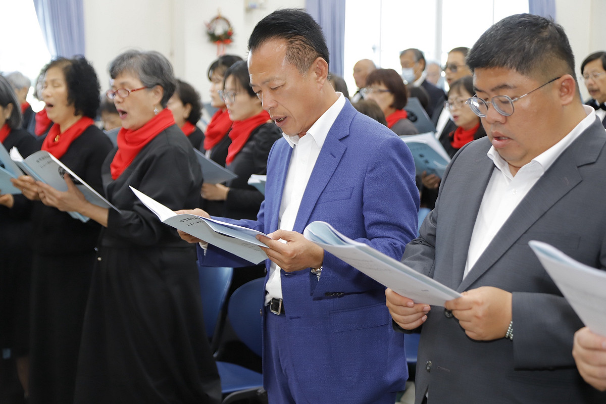 嘉義縣長翁章梁（中）、民進黨立委蔡易餘等人今（22）日出席台灣基督長老教會嘉義中會追思紀念禮拜。 圖：嘉義縣政府提供
