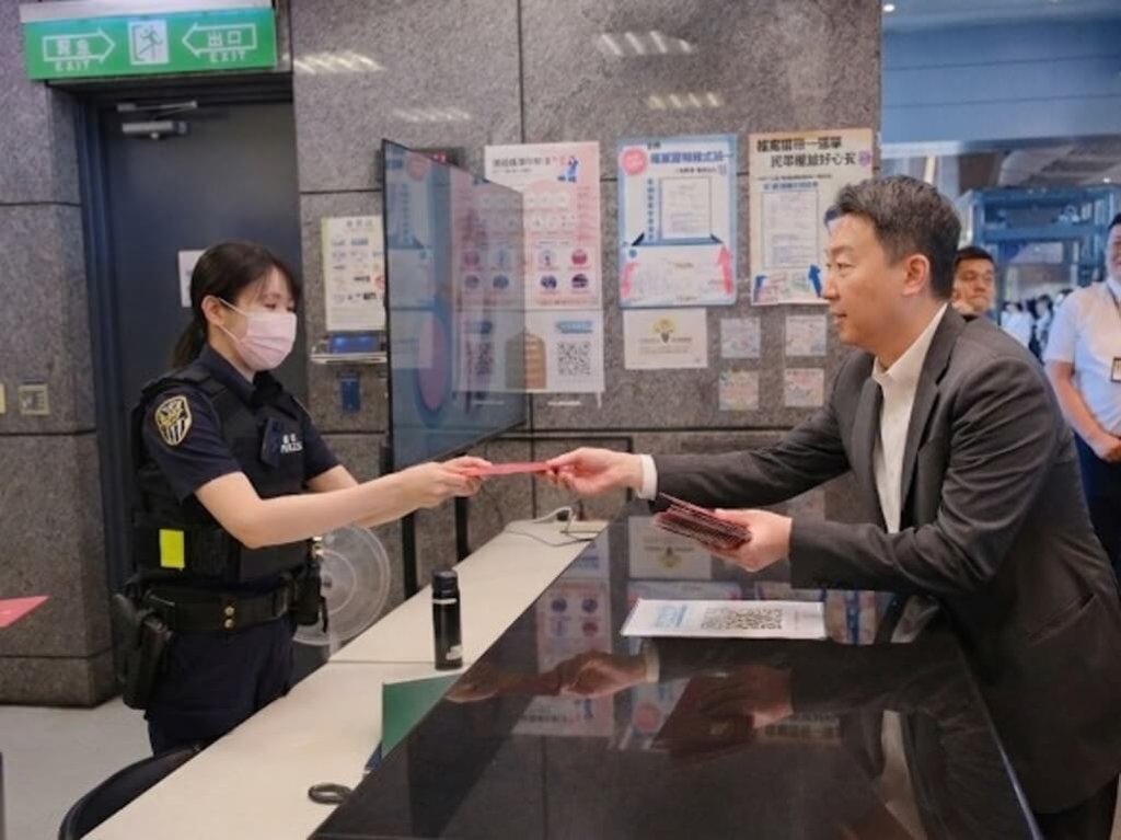 22日是春節連假最後1天，交通部長陳世凱下午到高鐵台中站前進指揮所，視察雙鐵疏運情形勉勵值班人員。 圖:交通部提供