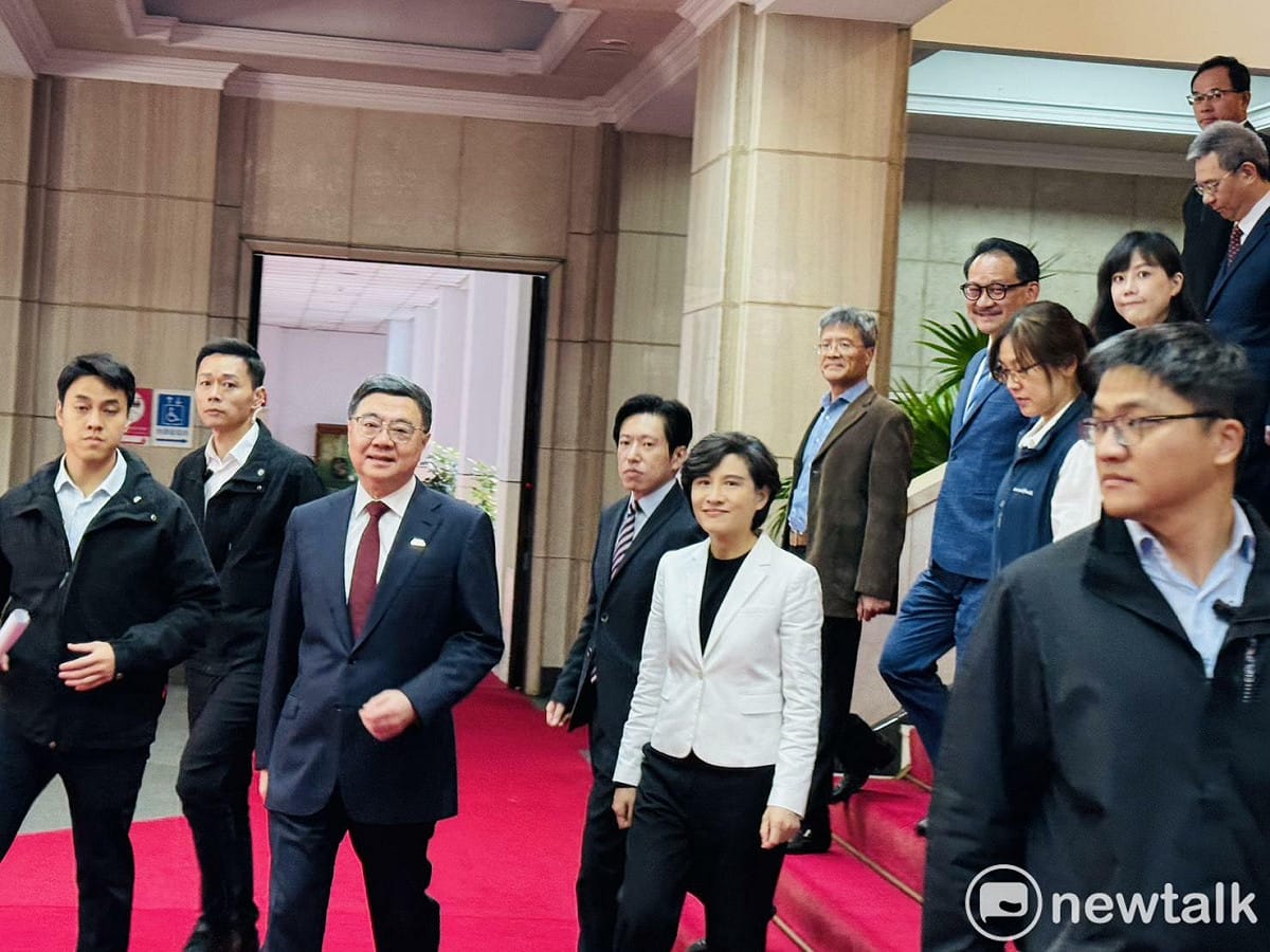 行政院今（23）早舉行年後上班第一天的新春團拜，卓榮泰院長在活動開始前先接受媒體堵訪。 圖：謝莉慧/攝