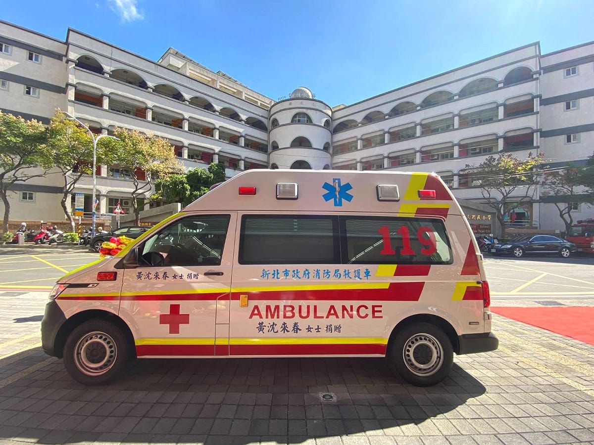 新北市新莊區一處社區大樓，一名12歲女童不明原因從17樓墜落中庭，送醫搶救不治。 圖：取自新北市政府（救護車示意圖）