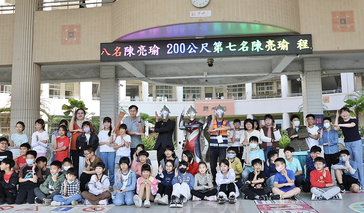 「超人力霸王」驚喜降臨新上國小，開學日迎接孩子們重返校園。 圖：高雄市教育局/提供