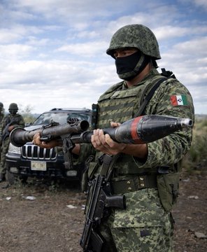 墨西哥當局宣稱，在針對 CJNG 的清剿行動中，發現該組織擁有「可擊落飛機」的火箭發射器，認為該組織具備極強的武裝力量。 圖：翻攝自 @BRICSinfo X 帳號