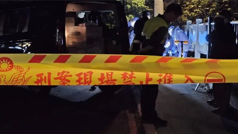 桃園市1名黃姓男子失蹤，老父親稱兒子突然死亡，自行將遺體推到溪邊棄置。 圖：翻攝畫面