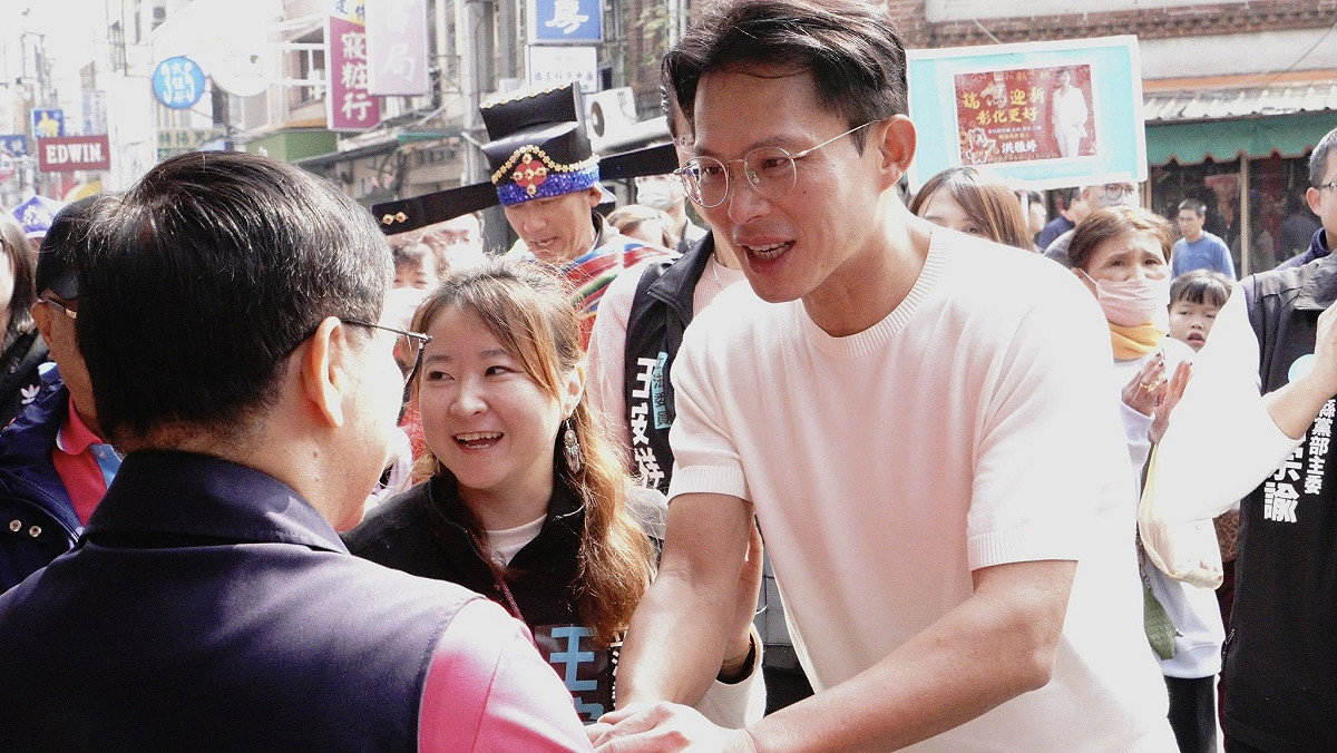 黃國昌為民眾黨彰化縣議員候選人洪雅婷造勢，張育萌指出，民眾黨在彰化根本是國民黨和家族政治的借殼上市，還整天自稱「新政治」，欺騙真正想改變的選民。 圖：取自民眾黨彰化縣黨部臉書