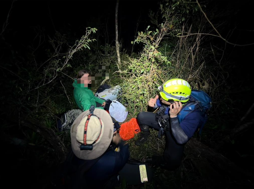 搜救隊挺進約6小時，成功接觸該名外籍登山客。 圖：宜蘭縣消防局/提供