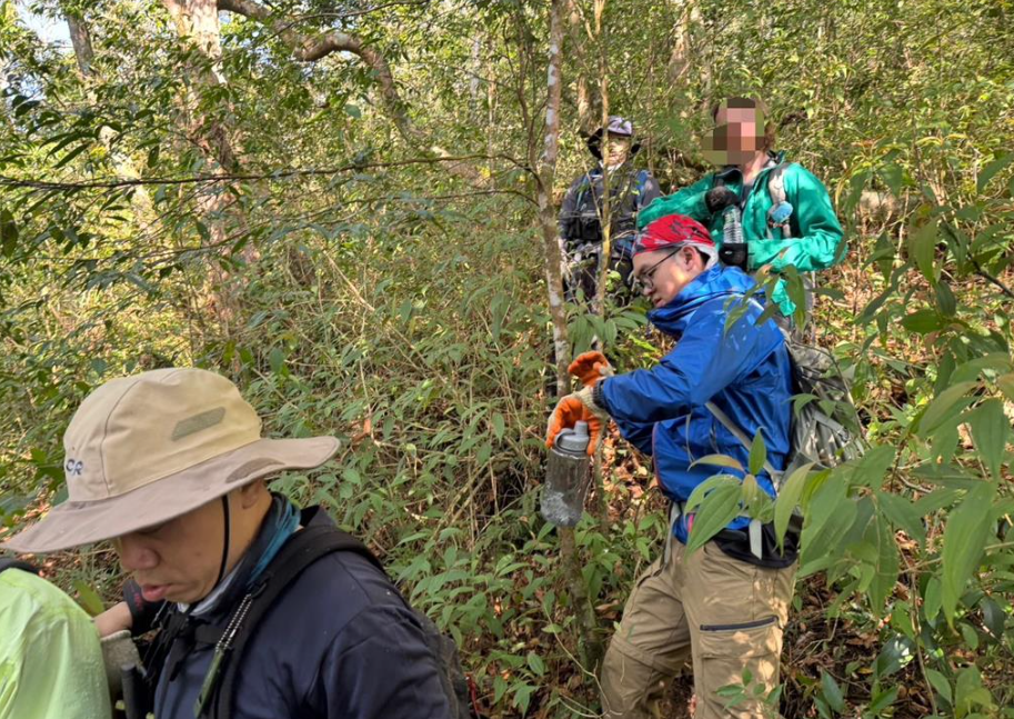 搜救團隊於事發隔日上午順利將迷途男子帶領下山。 圖：宜蘭縣消防局/提供