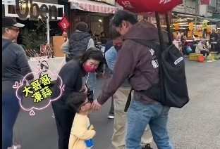林哲弘(右)在市場掃街的照片，臉書點閱破萬。 圖：林哲弘競選辦公室/提供