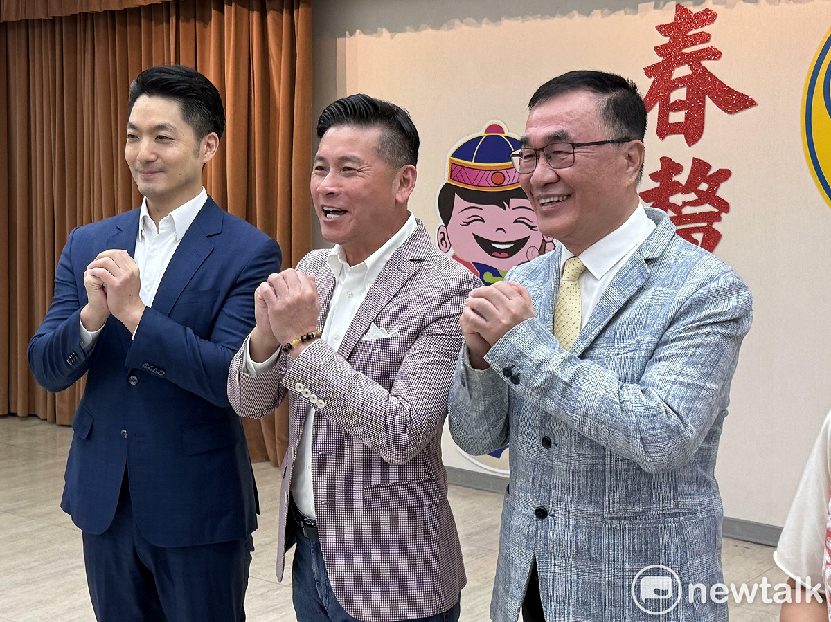 台北市長蔣萬安（左）、議長戴錫欽（中）、台北市副市長李四川（右）今出席議會新春團拜。 圖：周煊惠 / 攝