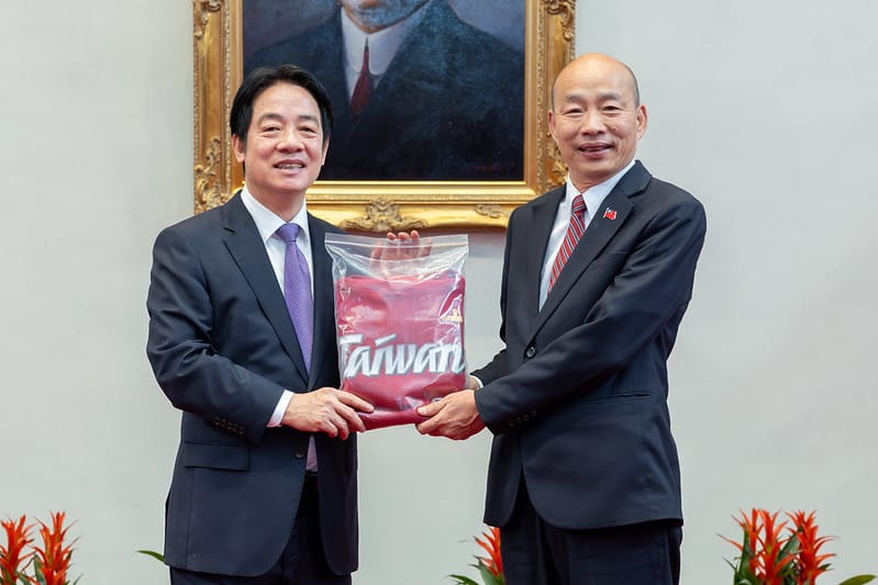 賴清德致贈韓國瑜「總統府特製版棗紅色Taiwan帽T」。 圖：總統府提供