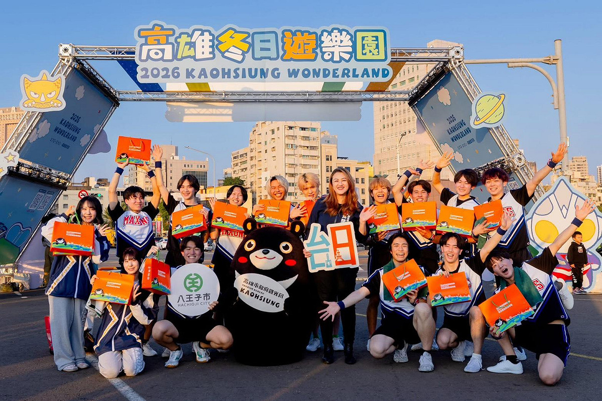 高閔琳(後排右五)與東京都立大學男子啦啦隊合影。 圖：高雄市觀光局/提供