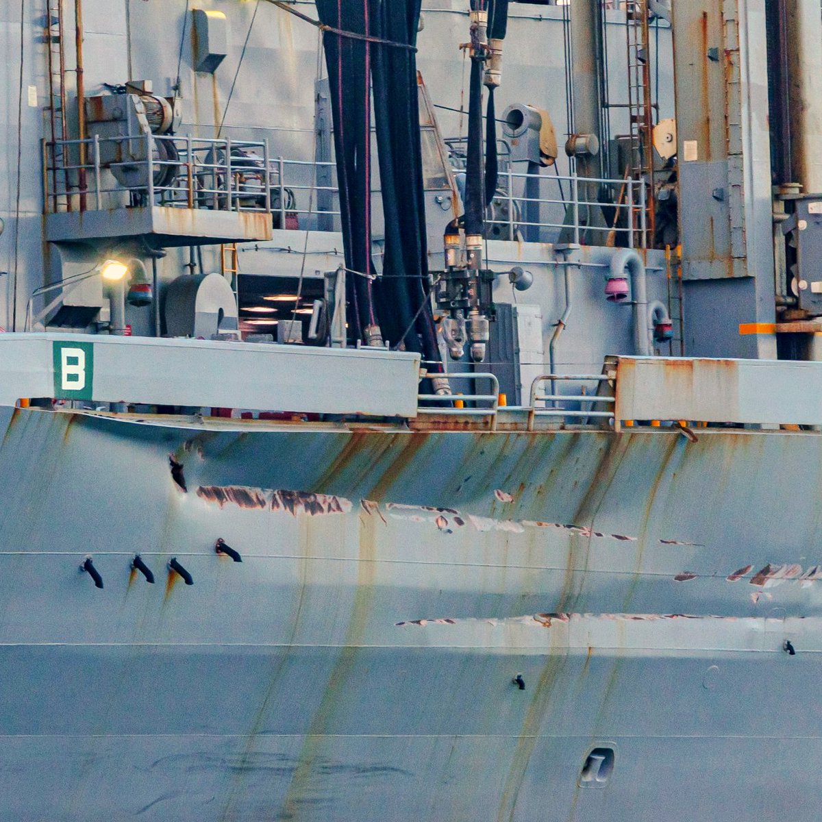 美國海軍補給級（Supply-class）快速戰鬥支援艦「補給號（T-AOE-6）」，2月11日在加勒比海為勃克級驅逐艦「特魯斯頓號（DDG-103）」補給時遭驅逐艦碰撞。美國海軍為此將「特魯斯頓號」指揮官解職。 圖：翻攝「X」@mercoglianos
