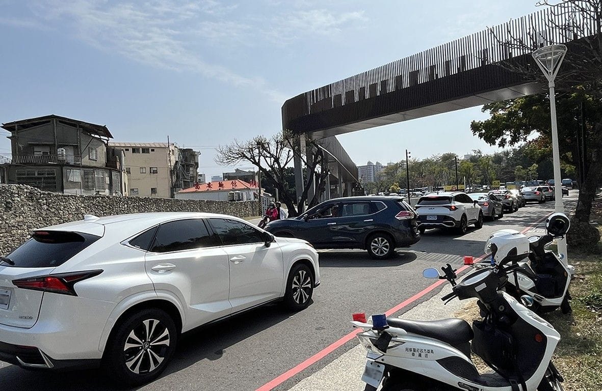 周邊道路壅塞成常態，居民生活品質受影響，旅客也常耗費大量時間在車陣中等待。 圖：薛兆基競選總部/提供