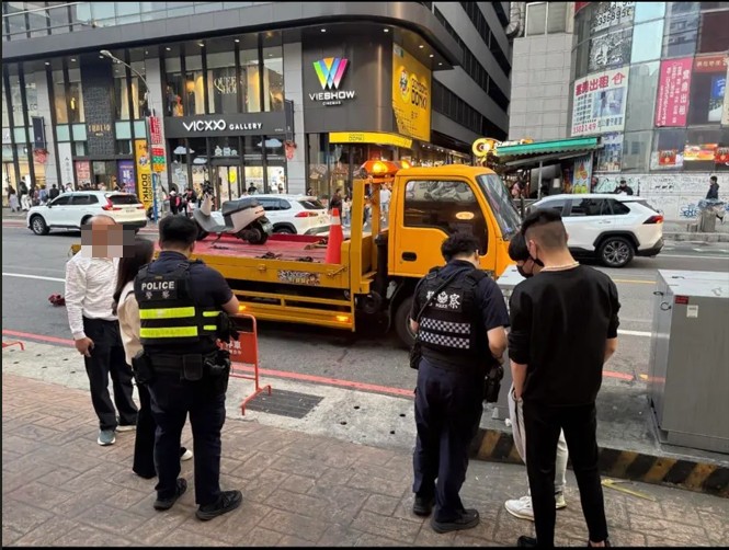 有民眾發現先前惡意哄抬價格的拖吊業者出現在桃園街頭。 圖：翻攝自臉書「爆料公社」