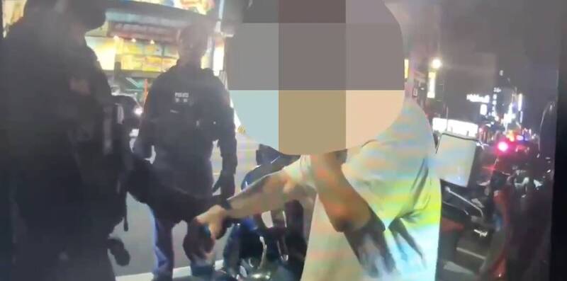 嘉義男深夜大鬧超商要求退費，還拿刀威嚇店員遭逮。 圖：警方提供