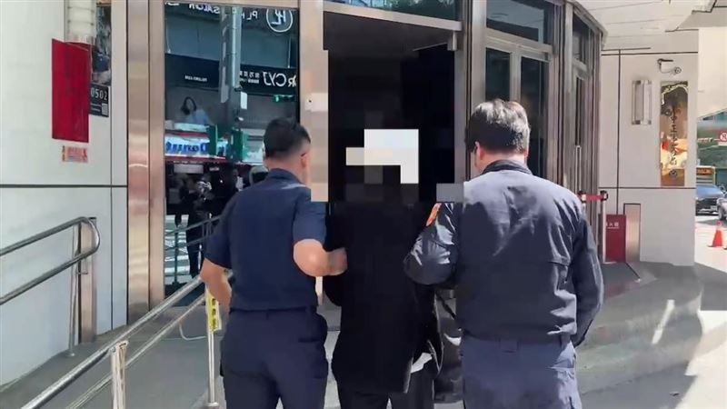 台北車站持刀男今日遭逮，供稱「記不清楚有拿刀出來」。 圖：翻攝畫面
