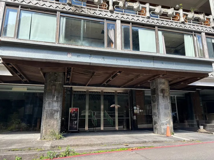 新北市烏來「那魯灣溫泉渡假飯店」先後2組人闖入探險尋寶，被轄區新店警分局以竊盜等罪移送。 圖：翻攝畫面