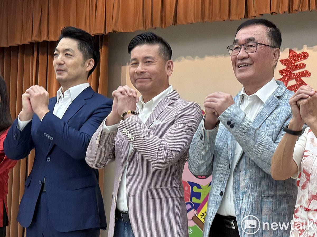 台北市長蔣萬安（左）、議長戴錫欽（中）、台北市副市長李四川（右），李四川拍照到一半，還特別把領帶卸下來，跟進蔣萬安、戴錫欽。 圖：周煊惠 / 攝