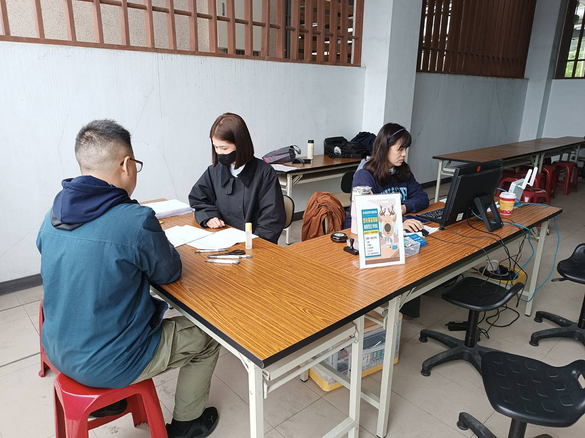 民眾除了可到公路監理機關辦理報廢登記及慰助金申請外，今（23）天起也可至災後重建工作站辦理手續。 圖：工程會提供