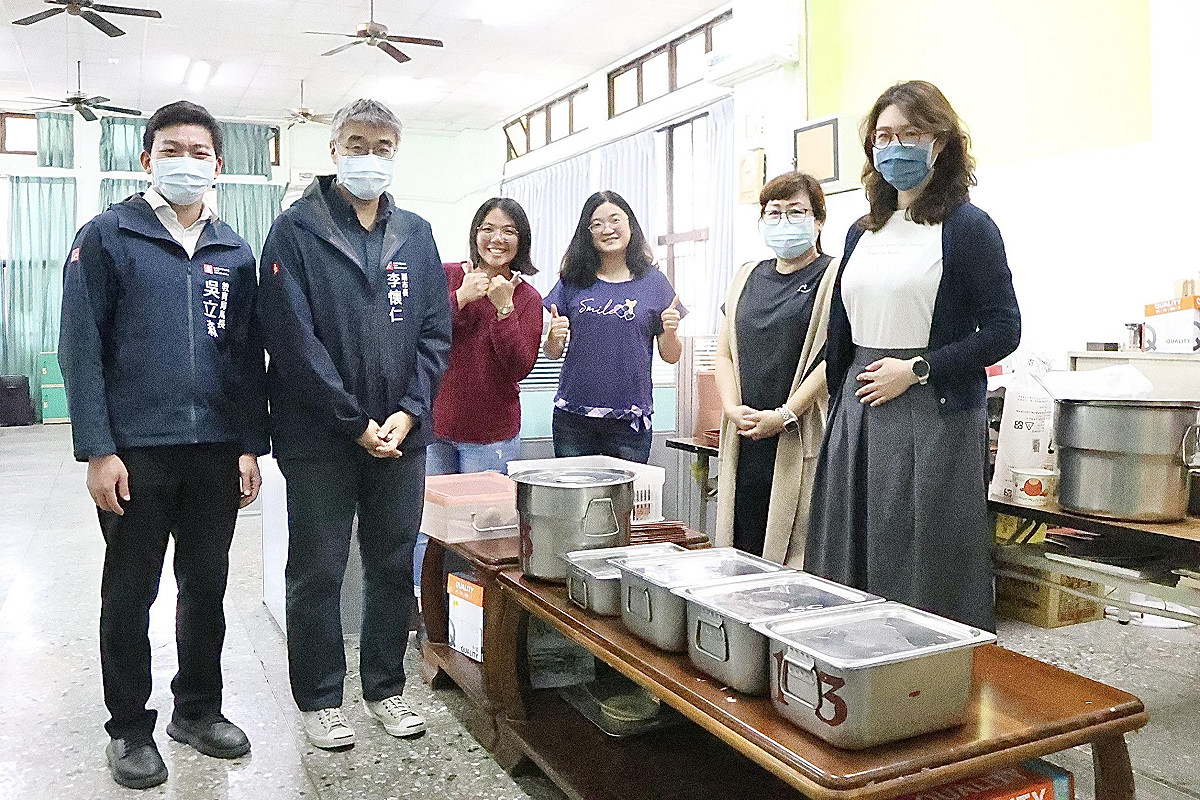 李懷仁(左二)由吳立森(左一)陪同前往鳳山區瑞興國小實地了解學校營養午餐整備情形。 圖：高雄市教育局/提供