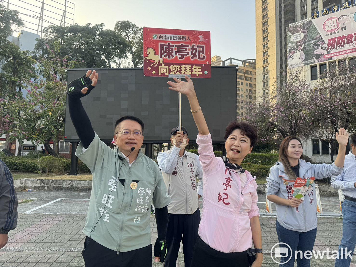 民進黨立委、台南市長參選人陳亭妃今（23）日清晨在東區林森路路口向市民問候，為準備出門上班與上學的民眾加油打氣，祝福大家新的一週順心如意、平安順利。 圖：陳亭妃服務處提供