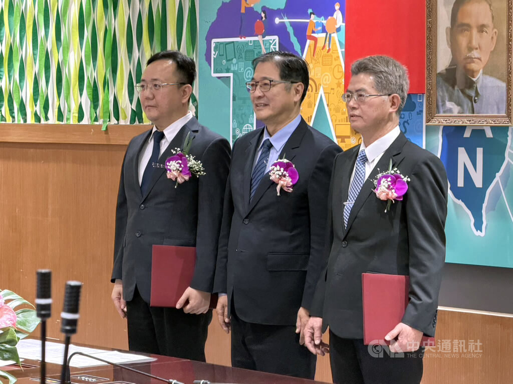 法務部23日辦理新任常務次長、廉政署長交接暨宣誓典禮，由法務部長鄭銘謙（中）主持，新任廉政署長謝名冠（右）及卸任廉政署長、新任法務部常務次長馮成（左）宣誓就職並合影。中央社記者劉世怡攝　115年2月23日