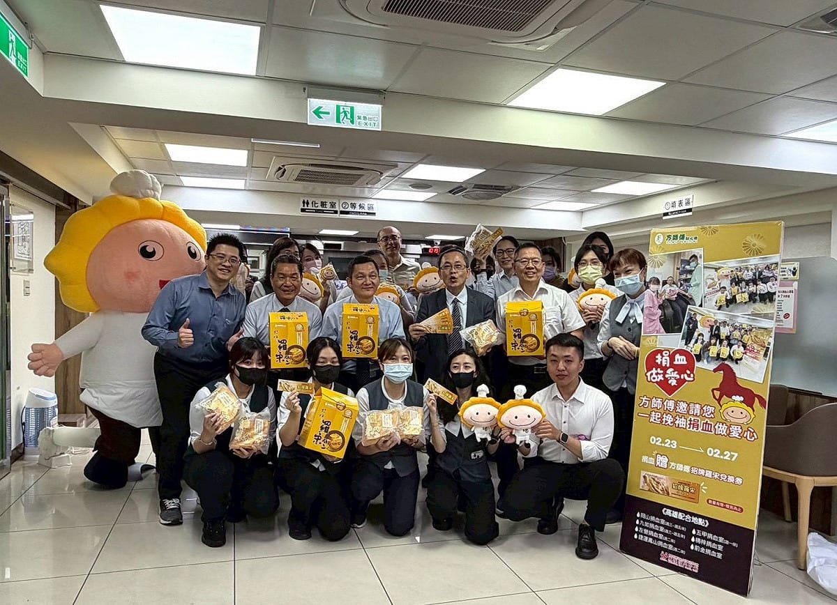 方師傅點心坊企業團隊到前金捐血中心挽袖捐血。 圖：方師傅點心坊/提供
