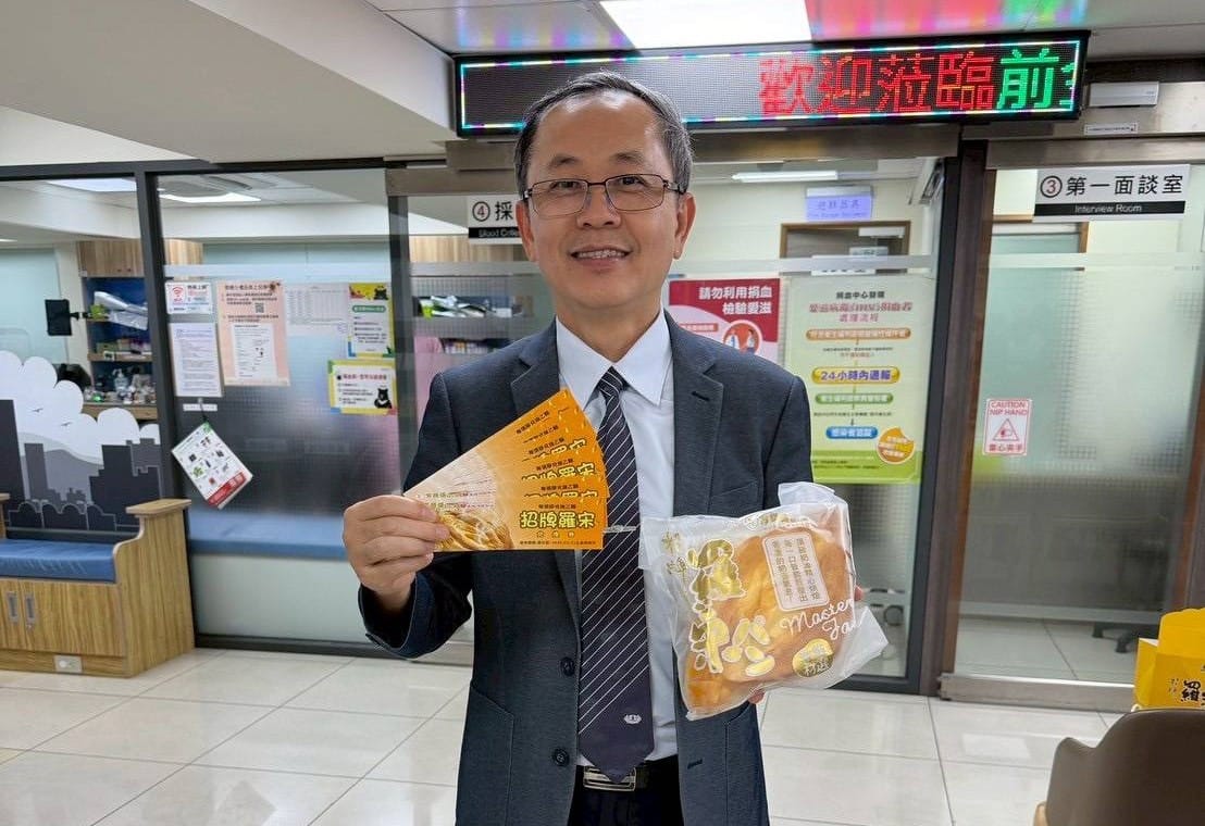 方師傅點心坊董事長方漢武號召民眾捐血，當場可獲贈招牌羅宋麵包兌換券。 圖：方師傅點心坊/提供