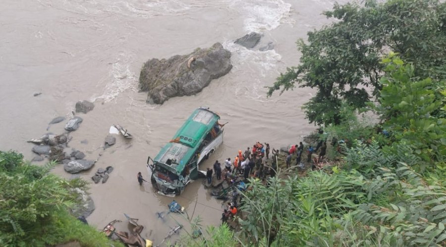南亞喜馬拉雅山脈地區的內陸國尼泊爾，23日發生嚴重死亡車禍，一輛載有44人的巴士失控墜落約200公尺的特里蘇里河，造成19人死亡、25人受傷。 圖：翻攝「X」@NeerajRanjan84