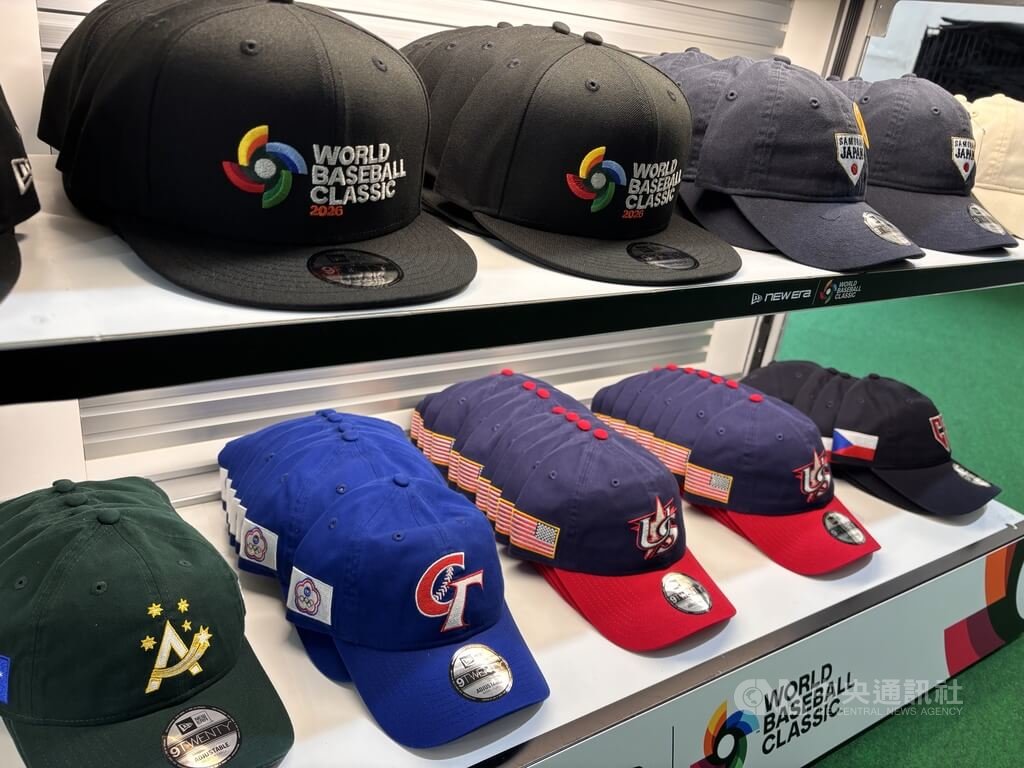 2026年世界棒球經典賽（WBC）將於3月5日點燃戰火，官方期間限定商店日前開幕，集結超過500款官方商品。除了日本隊，以及前屆決賽隊伍美國隊的商品外，還有在C組的台灣、澳洲、韓國、捷克等代表隊周邊。中央社記者戴雅真東京攝　115年2月23日