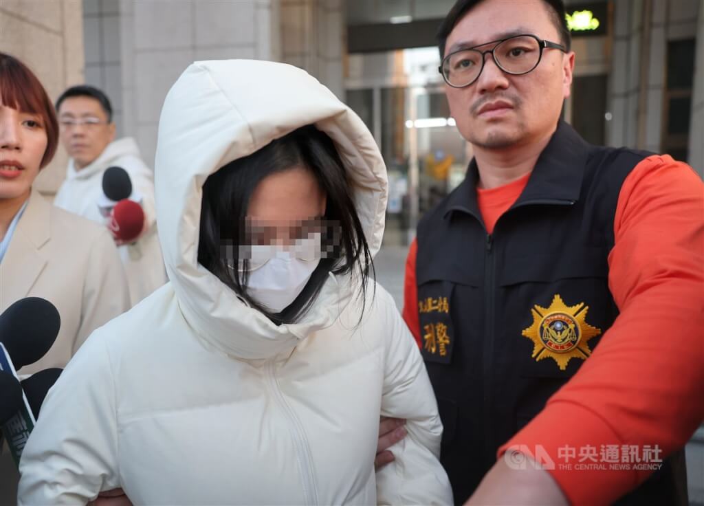 男童「剴剴」虐死案，兒盟陳姓社工（前左）涉過失致死遭起訴。（中央社檔案照片）