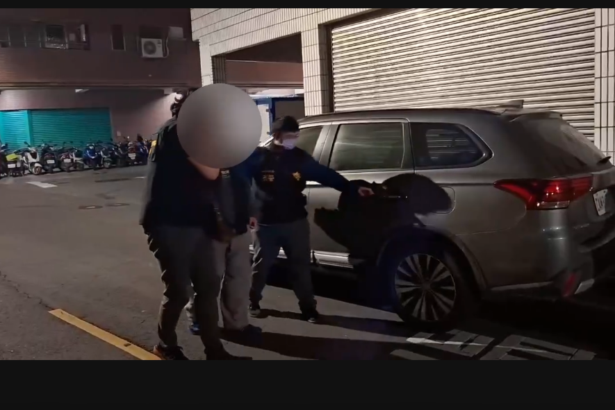 該案案發後，松山分局隨即成立專案小組，於23日夜間向台北地檢署檢察官聲請拘票獲准，在24日凌晨2時15分許，前往高雄地區將犯嫌拘提到案。 圖：擷自松山分局提供影片
