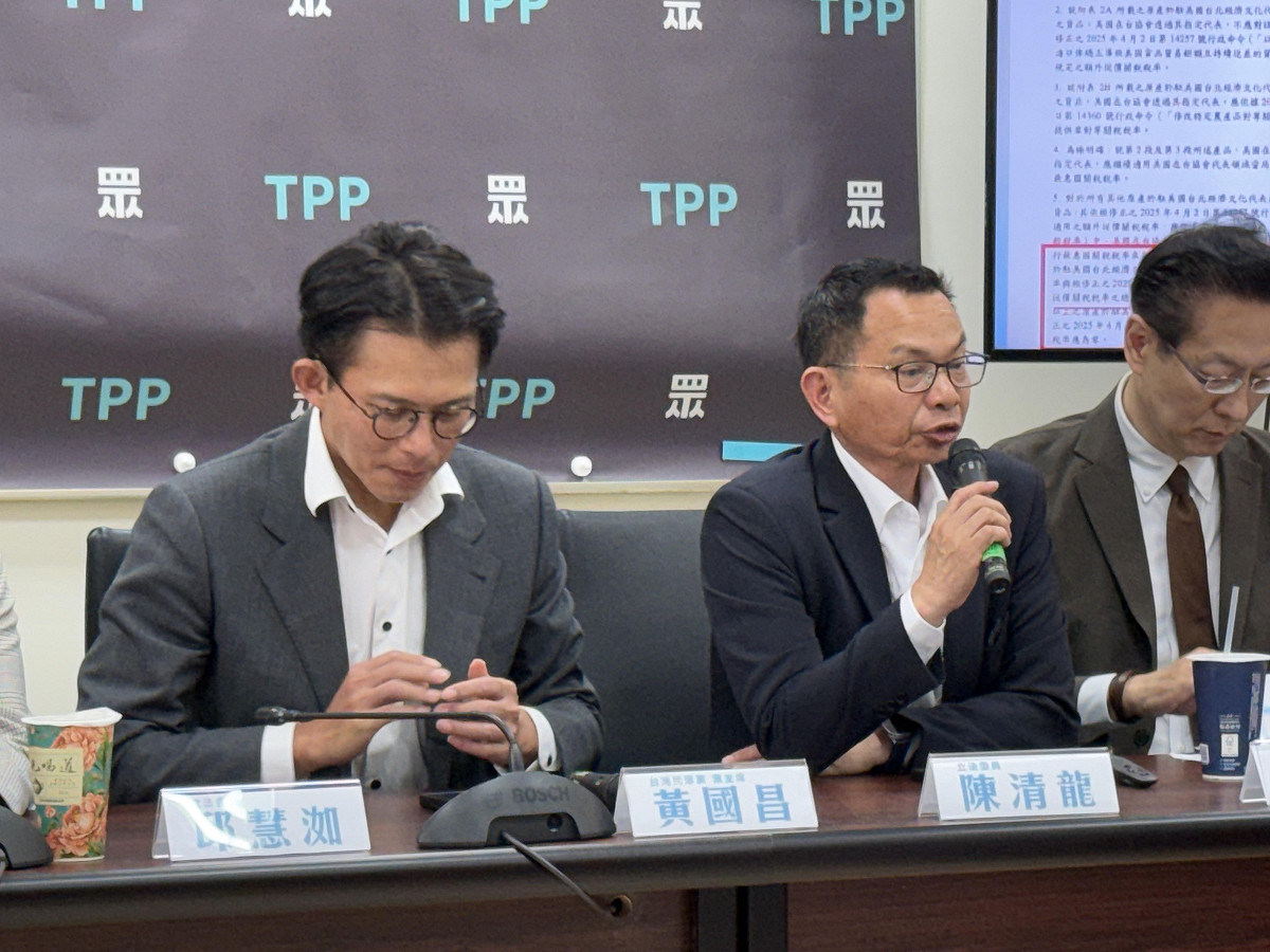 民眾黨團總召陳清龍（右）、民眾黨主席黃國昌（左）。 圖：周煊惠 / 攝