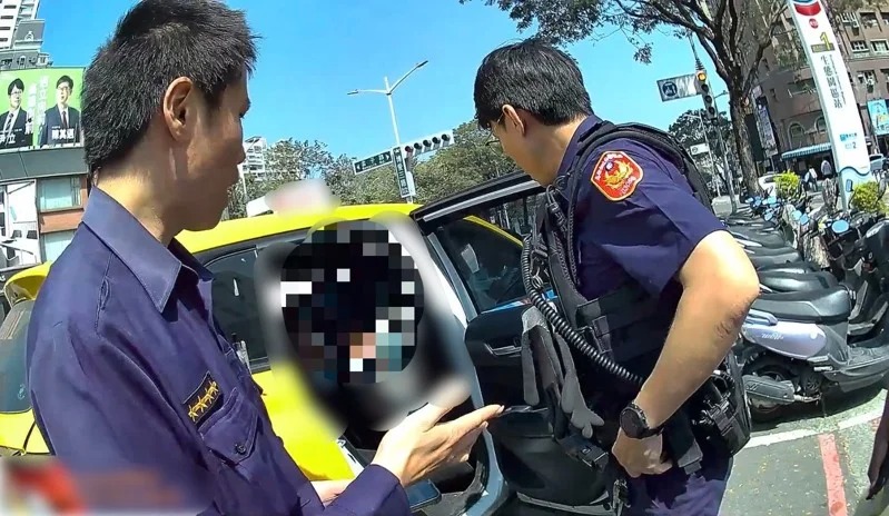 高雄計程車司機與乘客因清潔費問題爆發消費糾紛。 圖：翻攝畫面