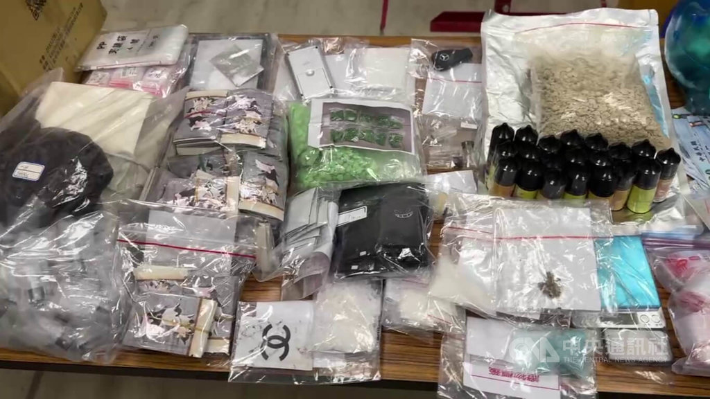 桃園陳姓男子與同夥徐男，涉進口原料欲合成第二級毒品依托咪酯，並在網路販毒，案經刑事局於民國114年2月間查獲分裝場，查扣毒品半成品與搖頭丸、毒咖啡包等物，桃園地檢署日前依法起訴。（翻攝照片）中央社記者蘇木春傳真　115年2月24日
