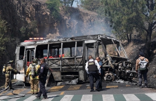 在大毒梟門喬被捕喪命後，墨西哥販毒集團燒毀車輛堵住公路。 圖 : 翻攝自觀察者網