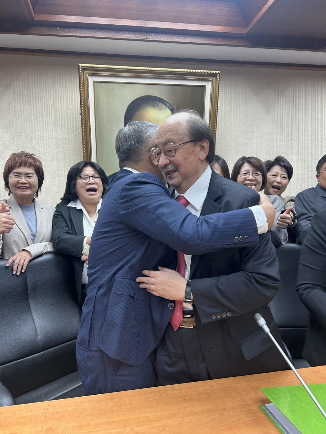 柯建銘退出選舉，共推蔡其昌擔任總召 ，蔡其昌感謝柯建銘願意傳承。 圖：民進黨團提供