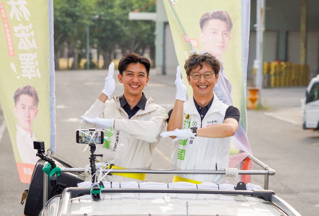 陳其邁前助理江肇國(右)南下為林浤澤(左)站台車掃。 圖：林浤澤服務處/提供