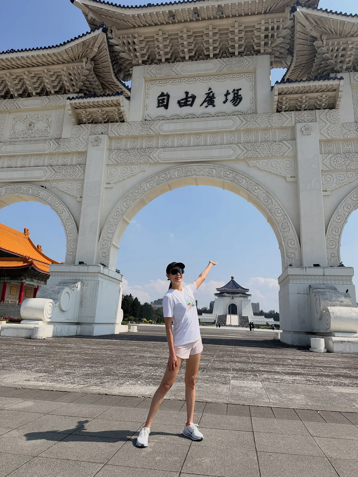賈永婕赴中正紀念堂常設展廳參觀《自由花蕊》展覽，並喊話：「千千萬萬的網軍來吧⋯⋯我們一起去看展覽。」 圖：取自賈永婕臉書